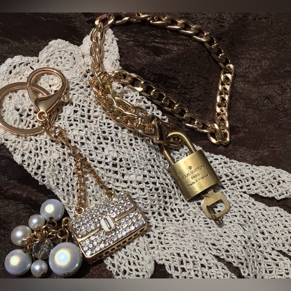 Louis Vuitton Authentic Lock & Key w/15 Inch Chunky Chain! - Picture 3 of 3